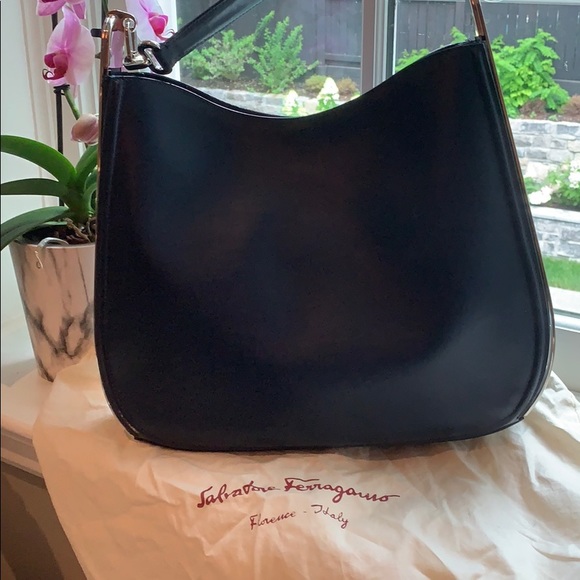 Authentic Salvatore Ferragamo bag. - Picture 2 of 8